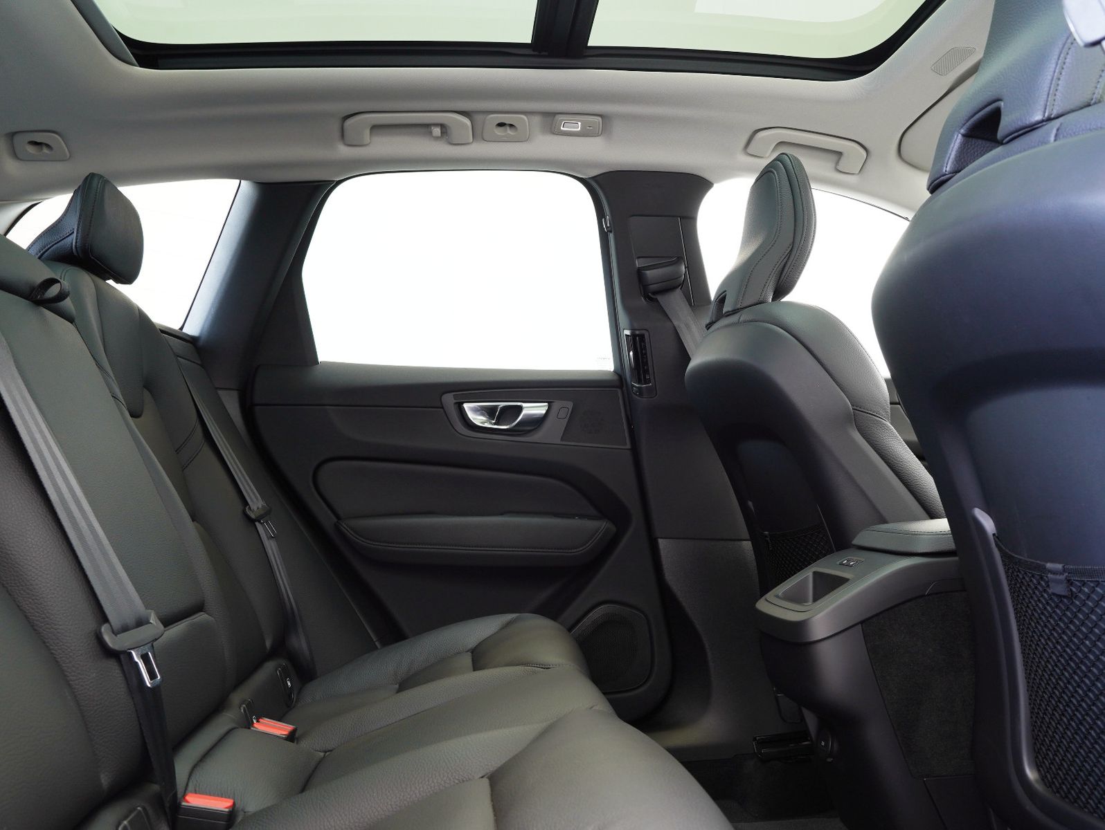 Fahrzeugabbildung Volvo XC60 B4 D AWD Inscription LED/GOOGLE/PANO/AHK