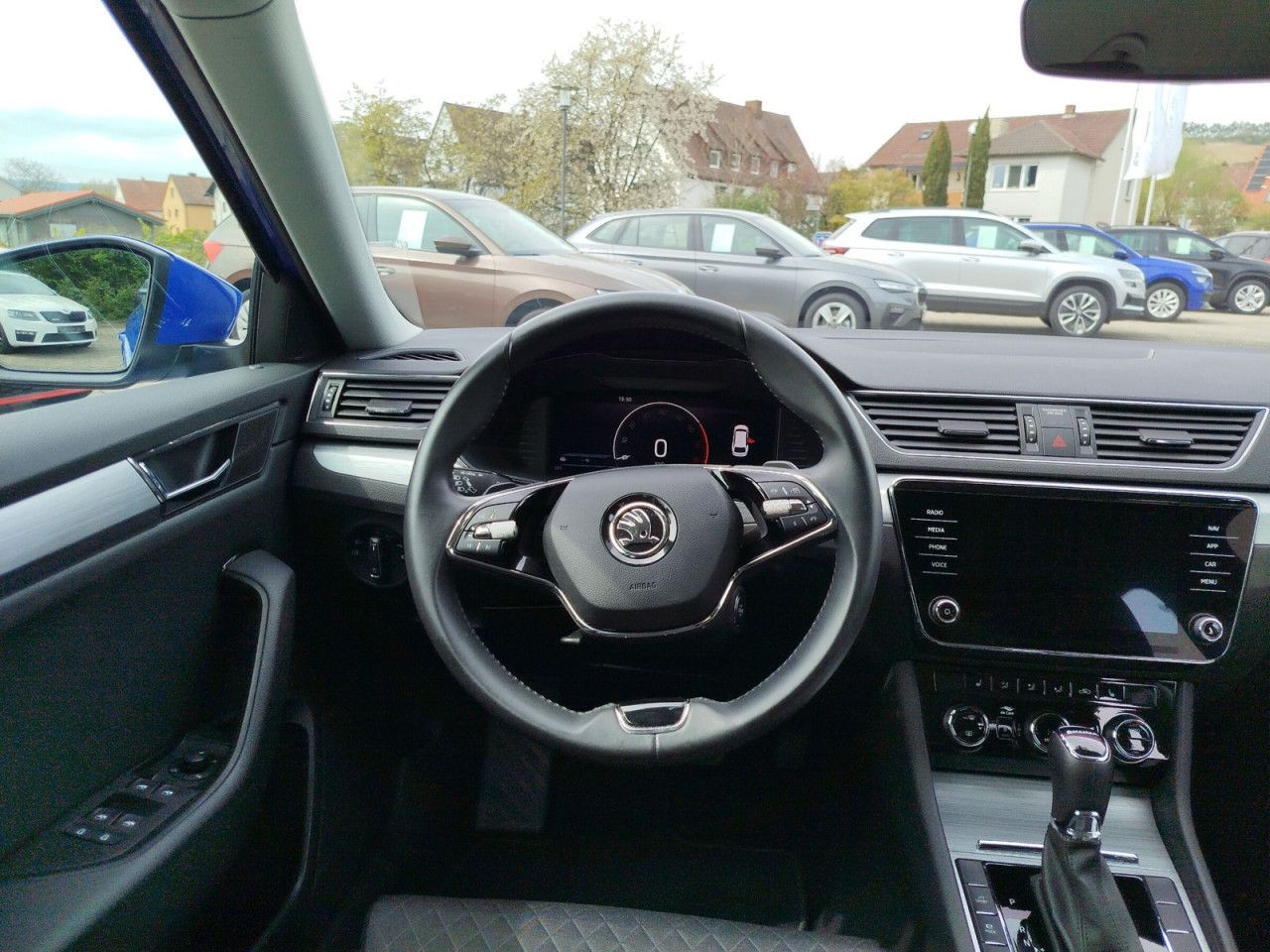 Fahrzeugabbildung SKODA Superb Combi Ambition iVTS115/1.4A6F, Navi