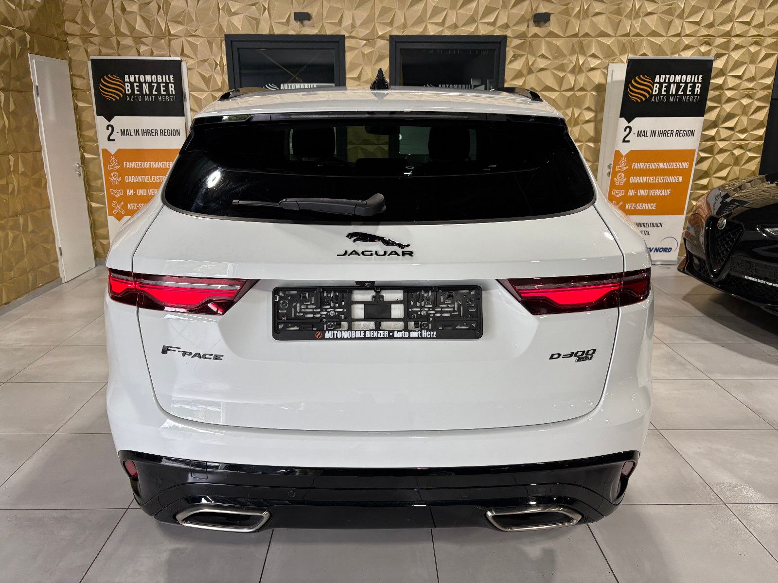 Fahrzeugabbildung Jaguar F-PACE SE AWD/D300/MEMORY/MASSAGE/APPLE/NAVI/KAM