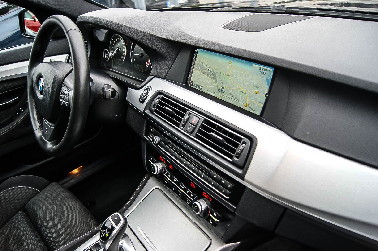 Fahrzeugabbildung BMW 525 d xDrive M-Sport SPORTPAKET SCHIEBEDACH STHZ