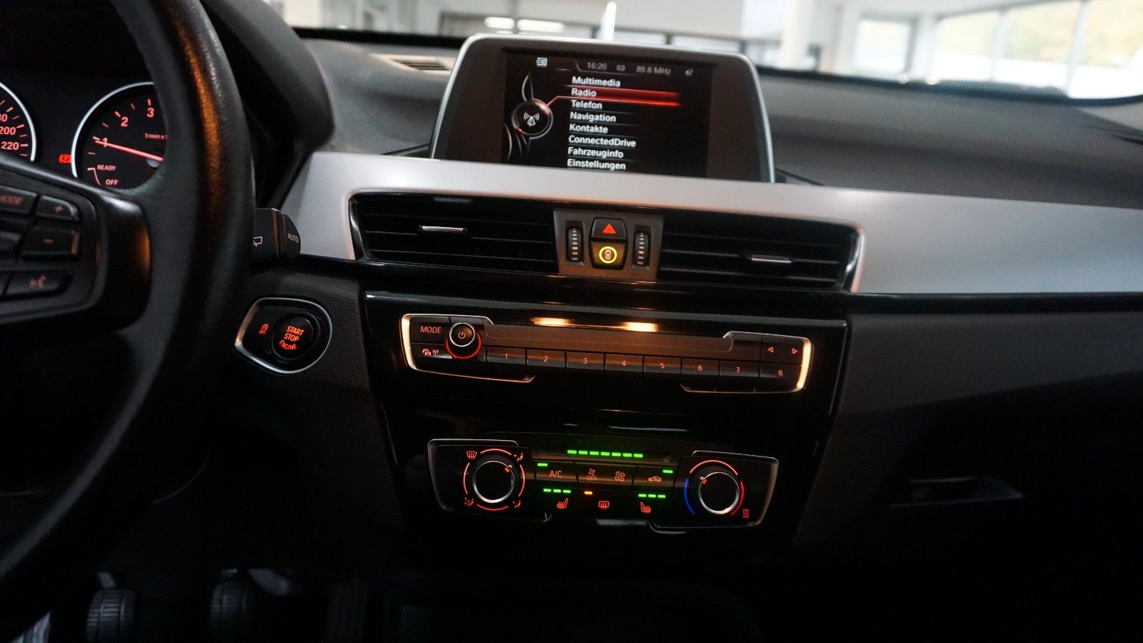 Fahrzeugabbildung BMW X1 sDrive 18 i *NAVIGATION*Elektr.Heckklappe*