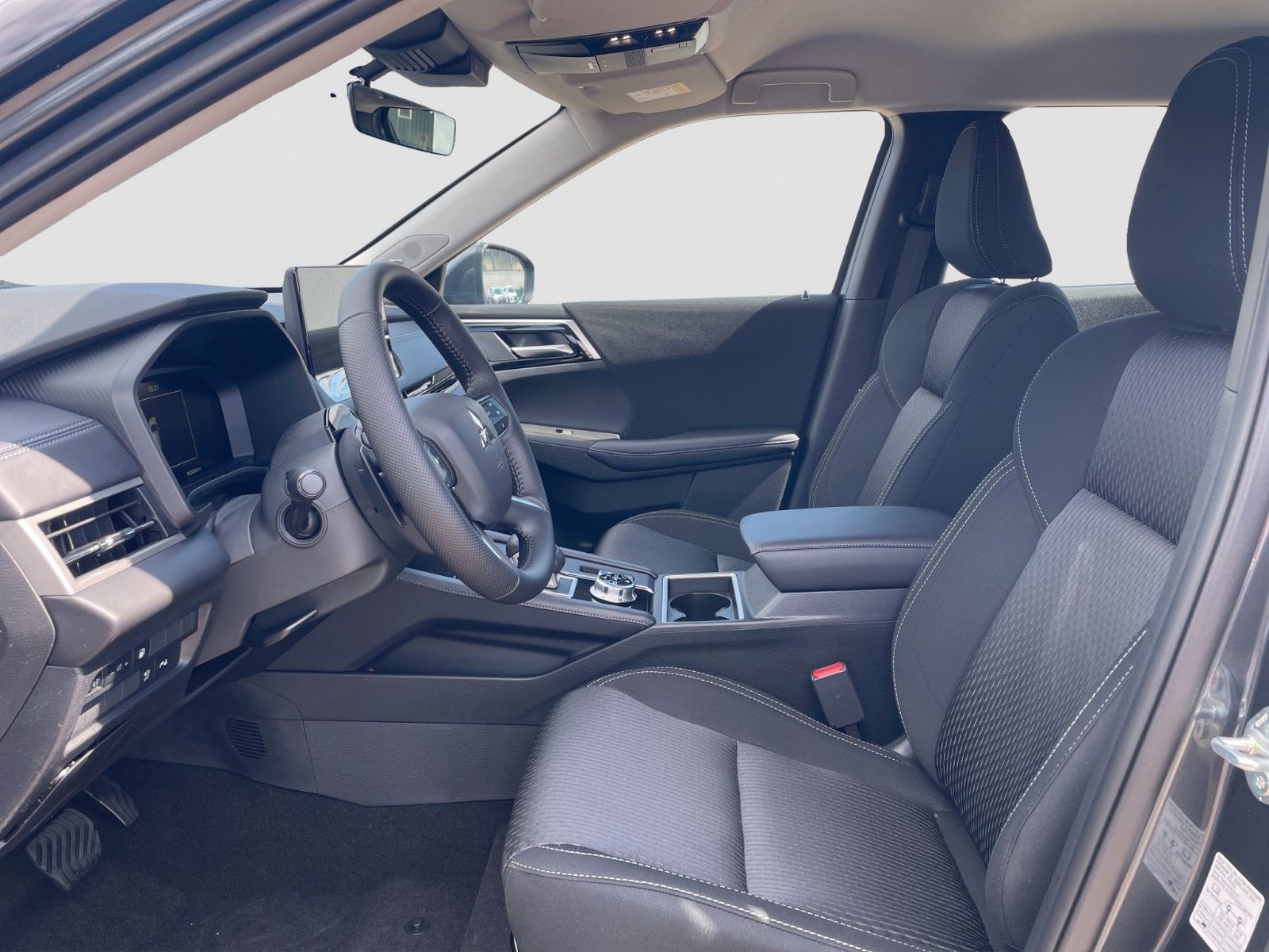 Fahrzeugabbildung Mitsubishi Outlander 2.4 PHEV 4WD Standheizung Tageszulassu