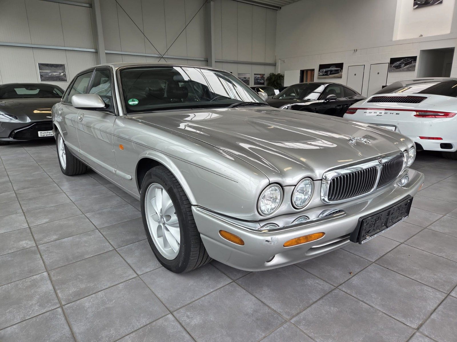 Fahrzeugabbildung Jaguar XJ8 3.2 Executive
