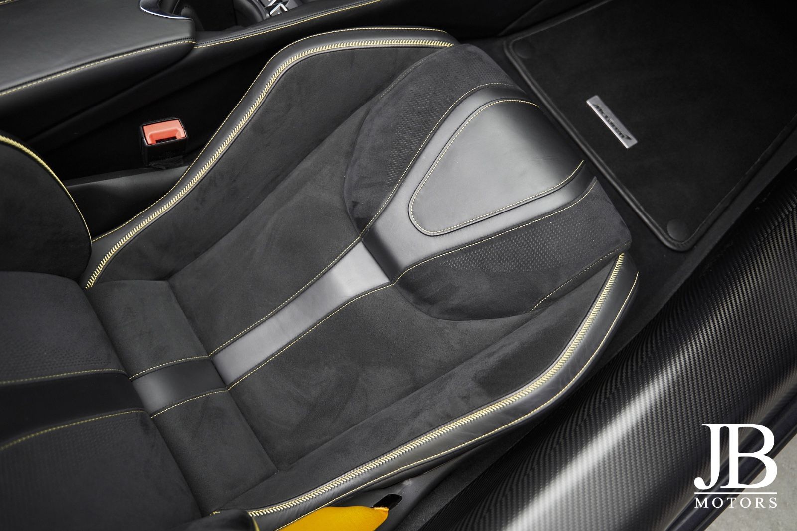Fahrzeugabbildung McLaren 720s Spider MSO Carbon B&W Sound Lift Novitec