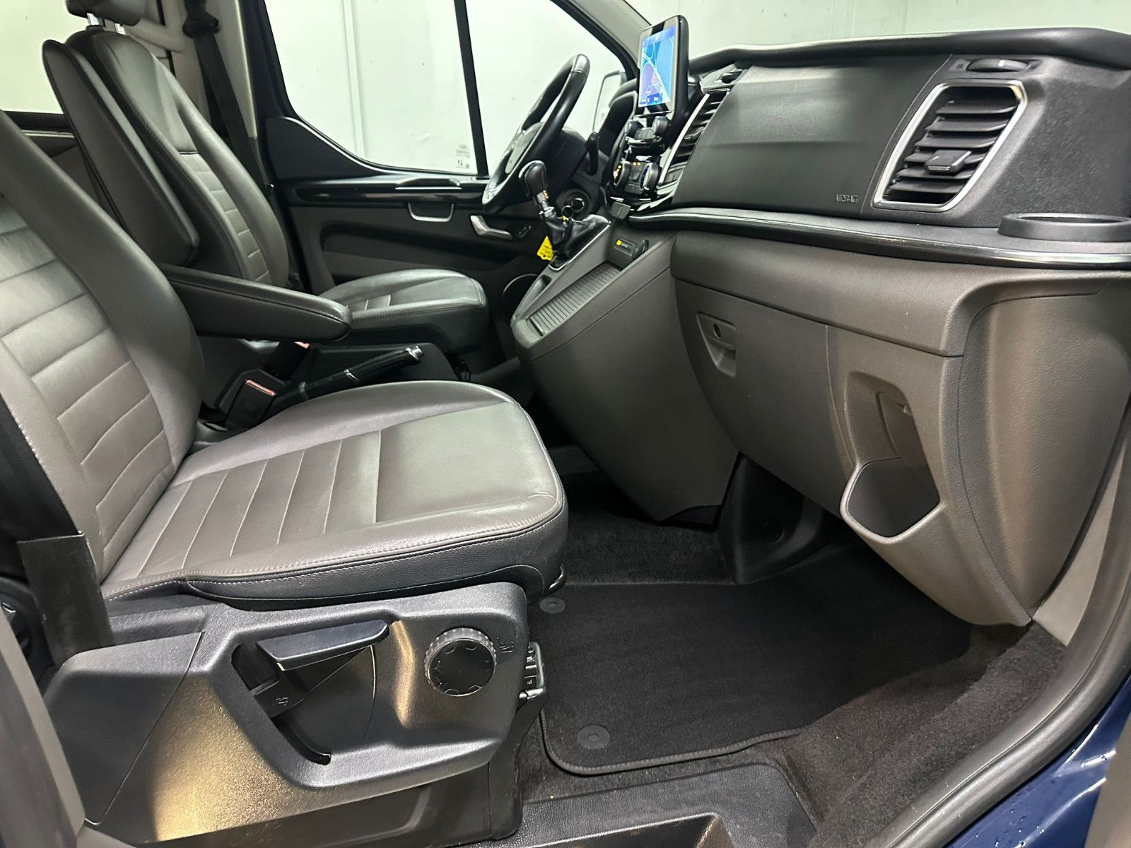 Fahrzeugabbildung Ford Tourneo Custom 320 L2H1*8SITZE*AHK*ACC*SPURH*