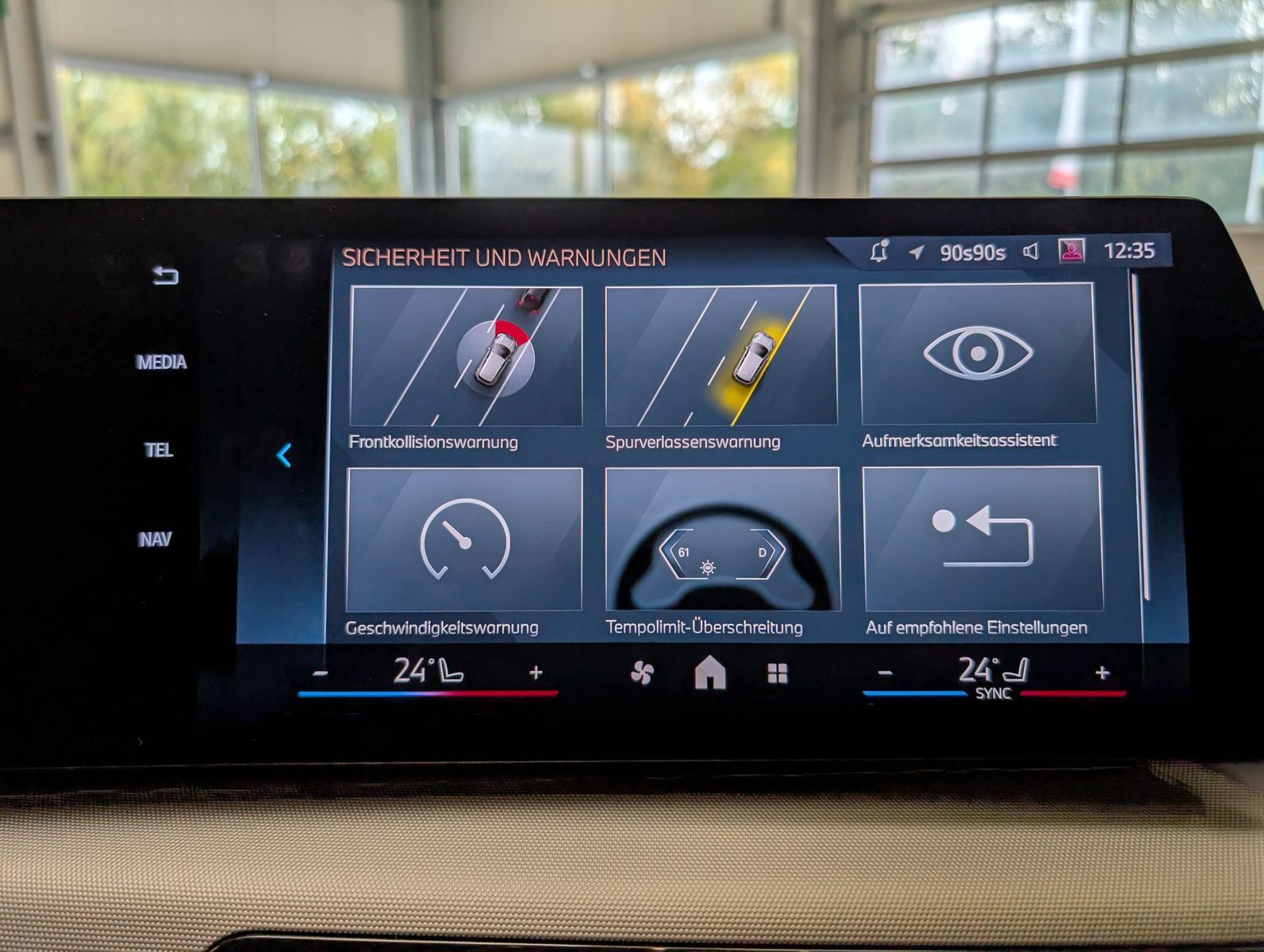 Fahrzeugabbildung BMW 218 Active Tourer d AHK Pano Cam Travel-Paket