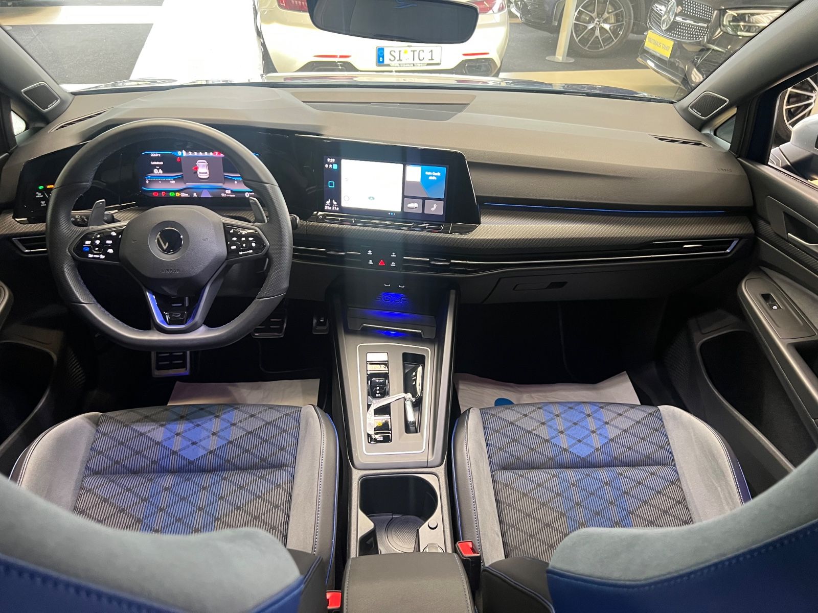 Fahrzeugabbildung Volkswagen Golf VIII Lim. R 4Motion *LAPIZ BLUE*KAMERA*IQ*
