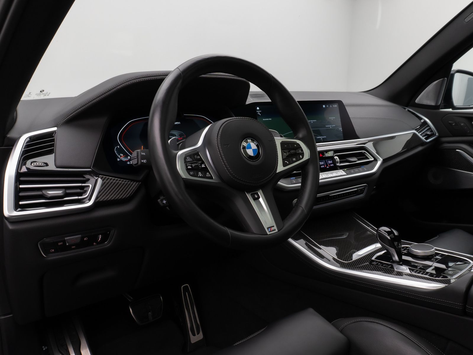 Fahrzeugabbildung BMW X5 M50i Panorama 360°Laser HUD DAB B&W Massage