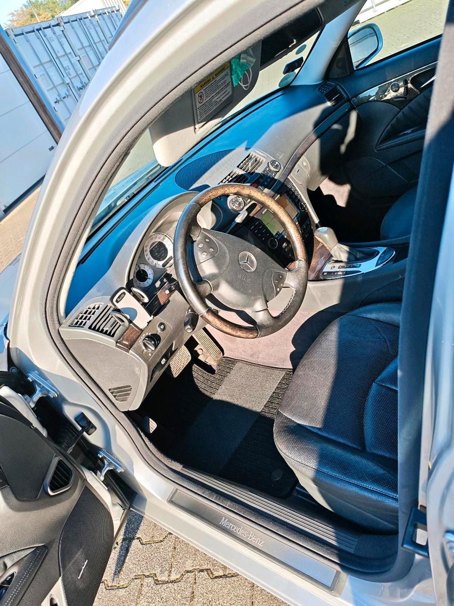 Mercedes-Benz E320 2004 — photo 8
