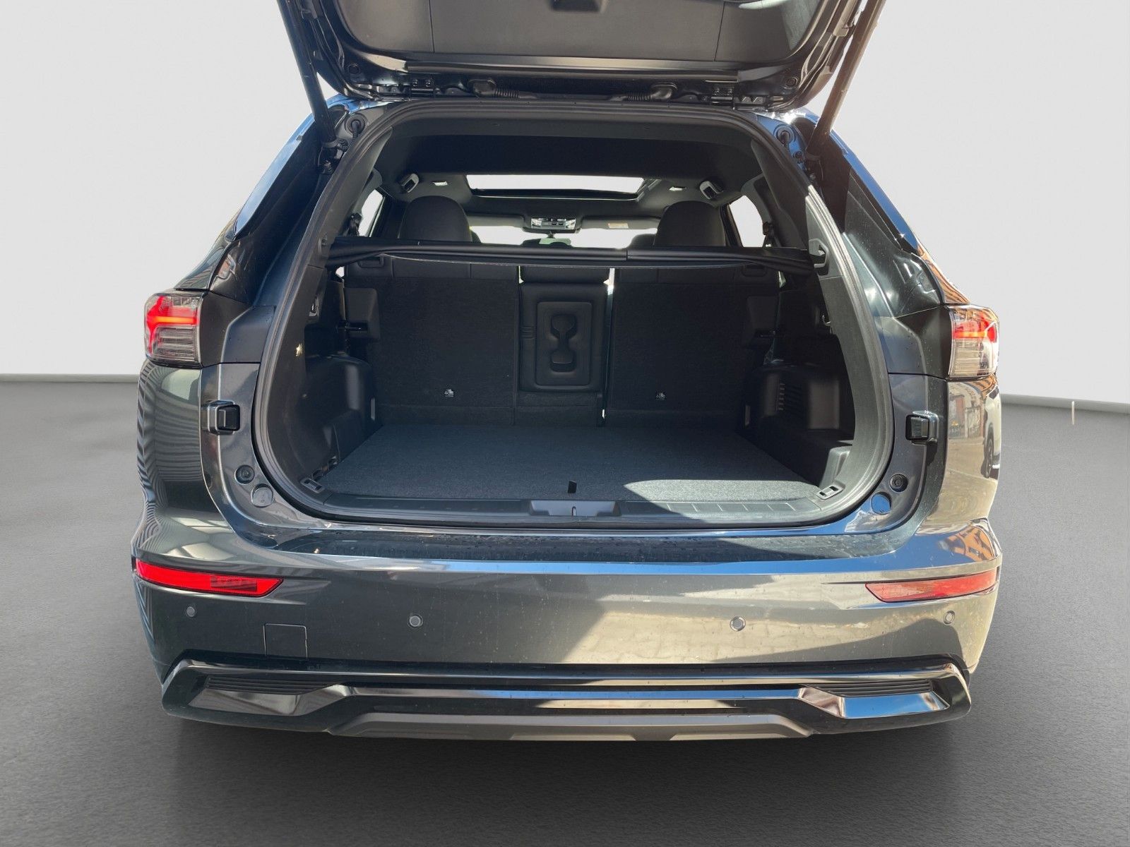 Fahrzeugabbildung Mitsubishi Outlander 2.4 PHEV 4WD LUXURY BLACK AKTIONSPREIS