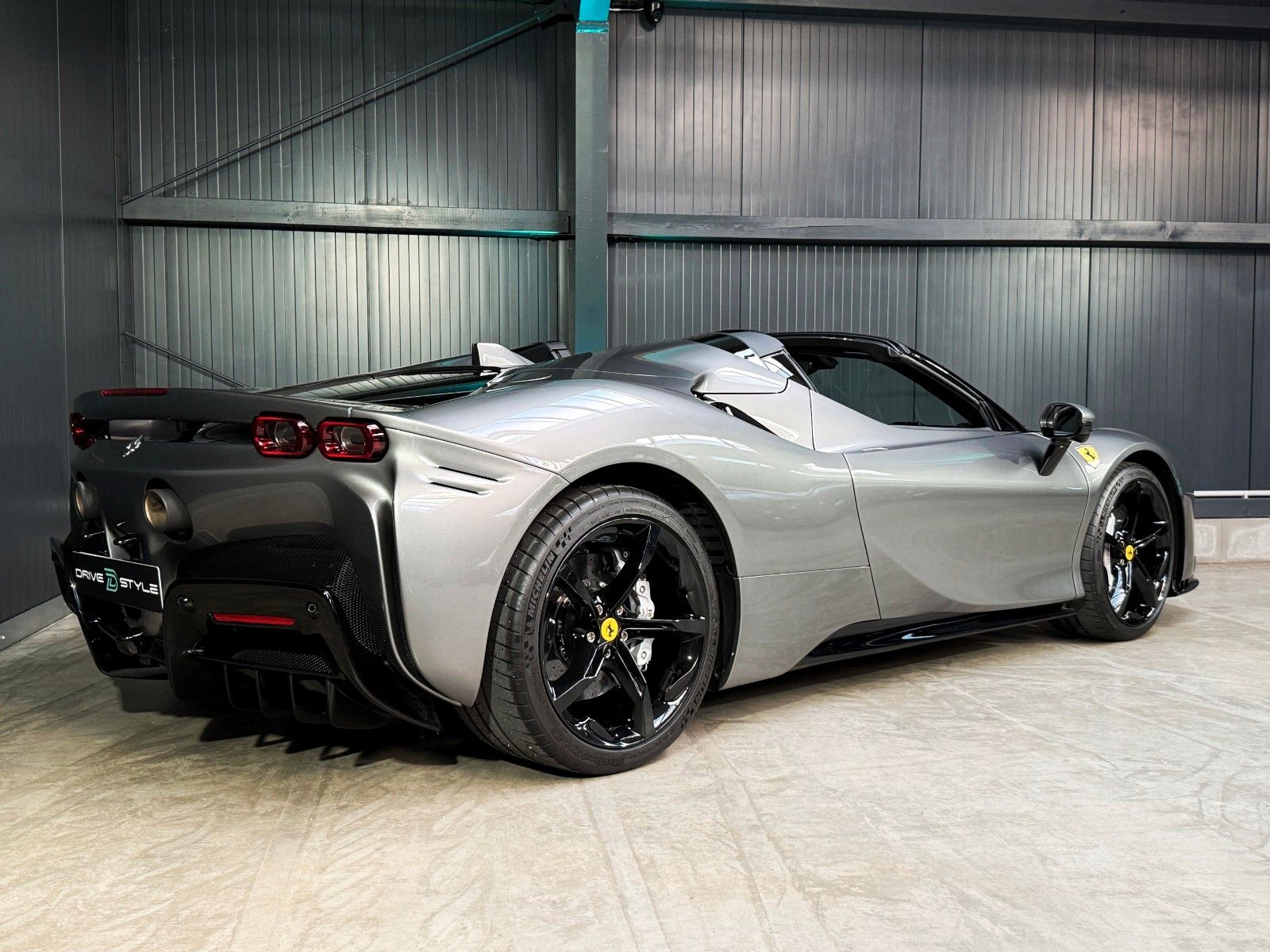 Fahrzeugabbildung Ferrari SF90 + Grigio Ferro + 2.257 km + Lift + Daytona