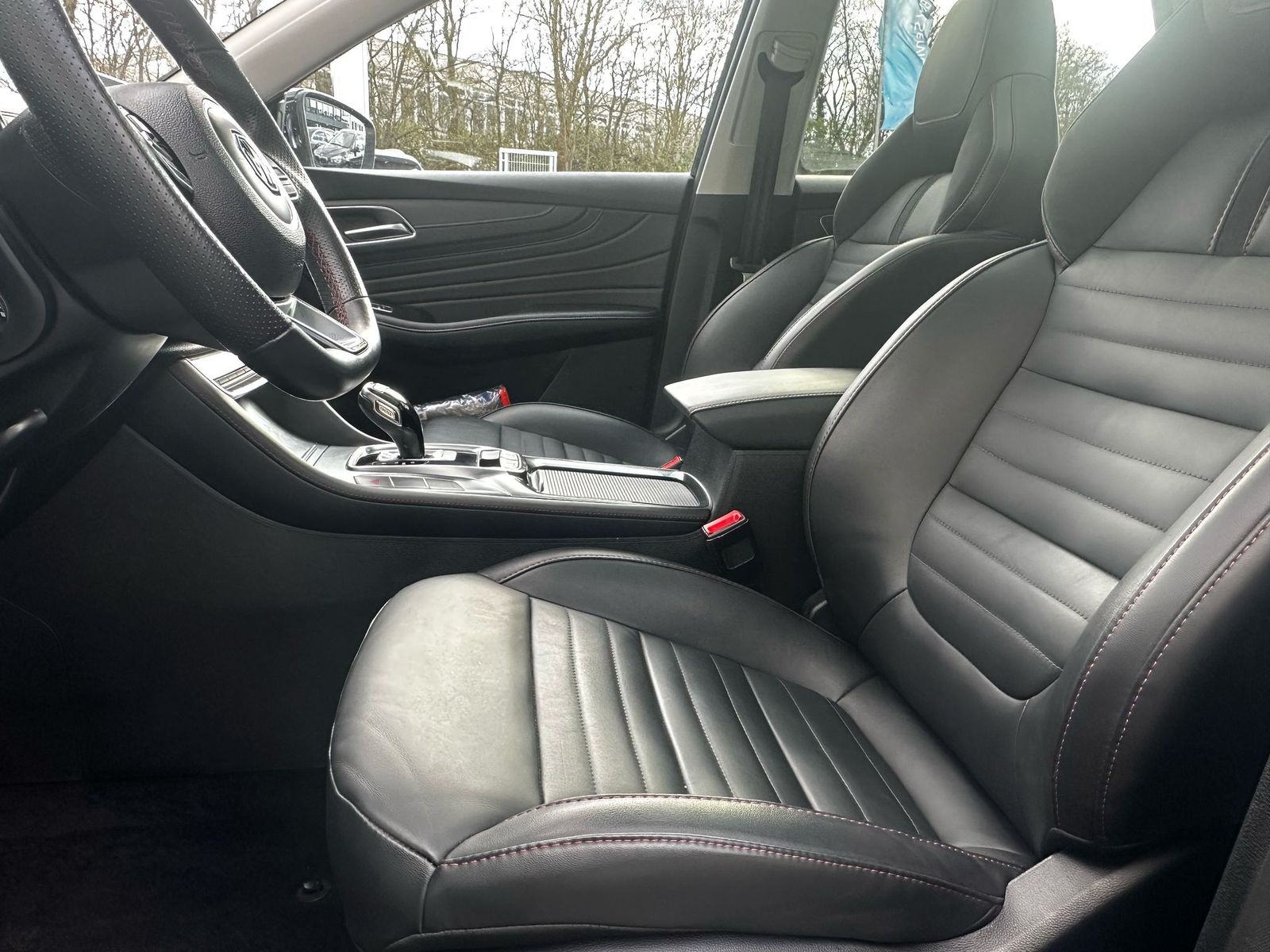 Fahrzeugabbildung MG EHS Luxury PANO+LEDER+NAVI+SHZ+KAMERA+ACC+360°+