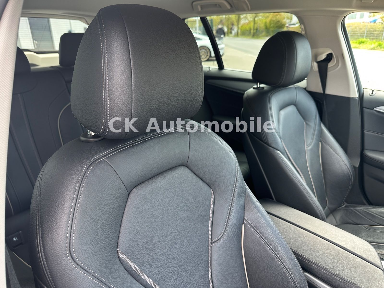 Fahrzeugabbildung BMW 520d Touring/Navi/Leder/Head-Up/Kamera/LED/ACC
