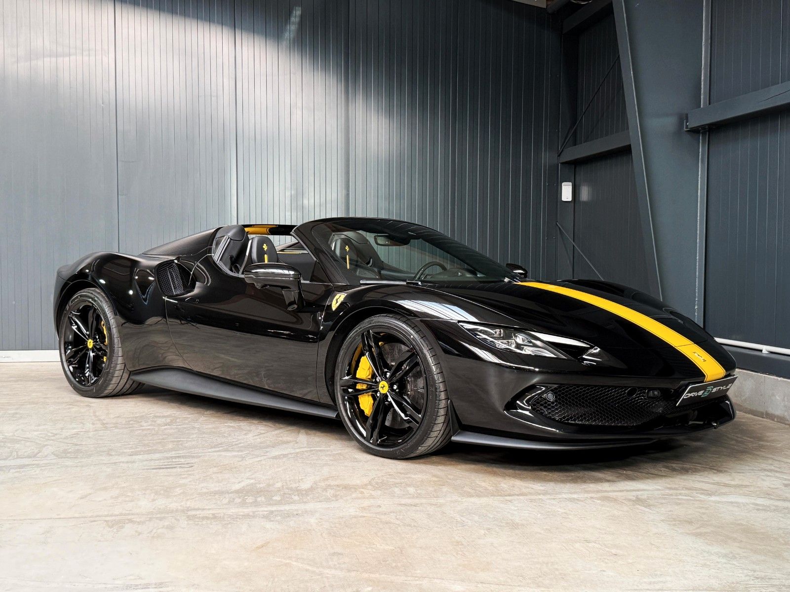 Fahrzeugabbildung Ferrari 296 GTS + Nero Extracampione + Racing Seats