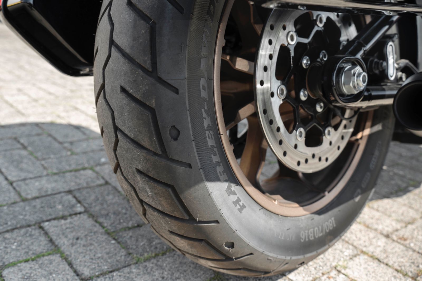 Fahrzeugabbildung Harley-Davidson FXLRST