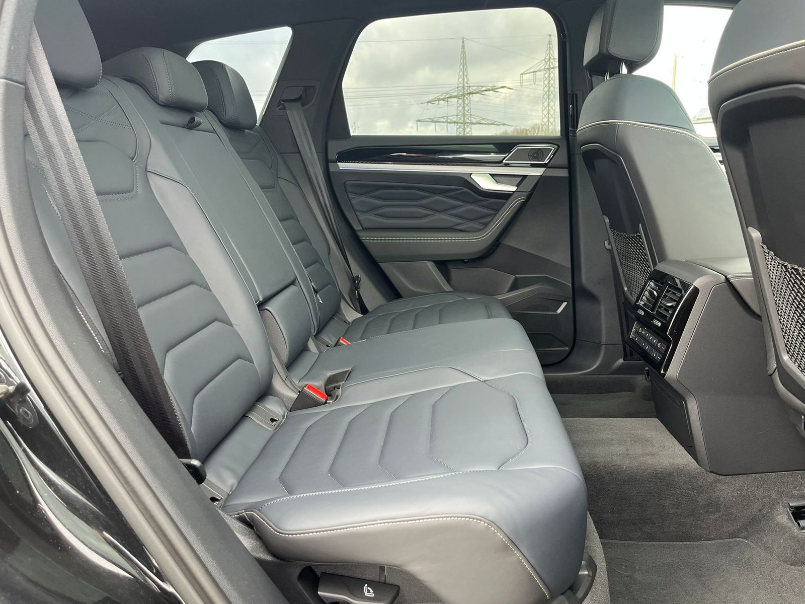 Fahrzeugabbildung Volkswagen Touareg 3.0TDI 4M R-Line VOLL Black 22" UPE 114T