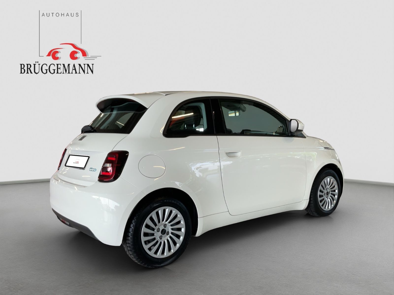 Fahrzeugabbildung Fiat 500e + Radio- & Winterpaket