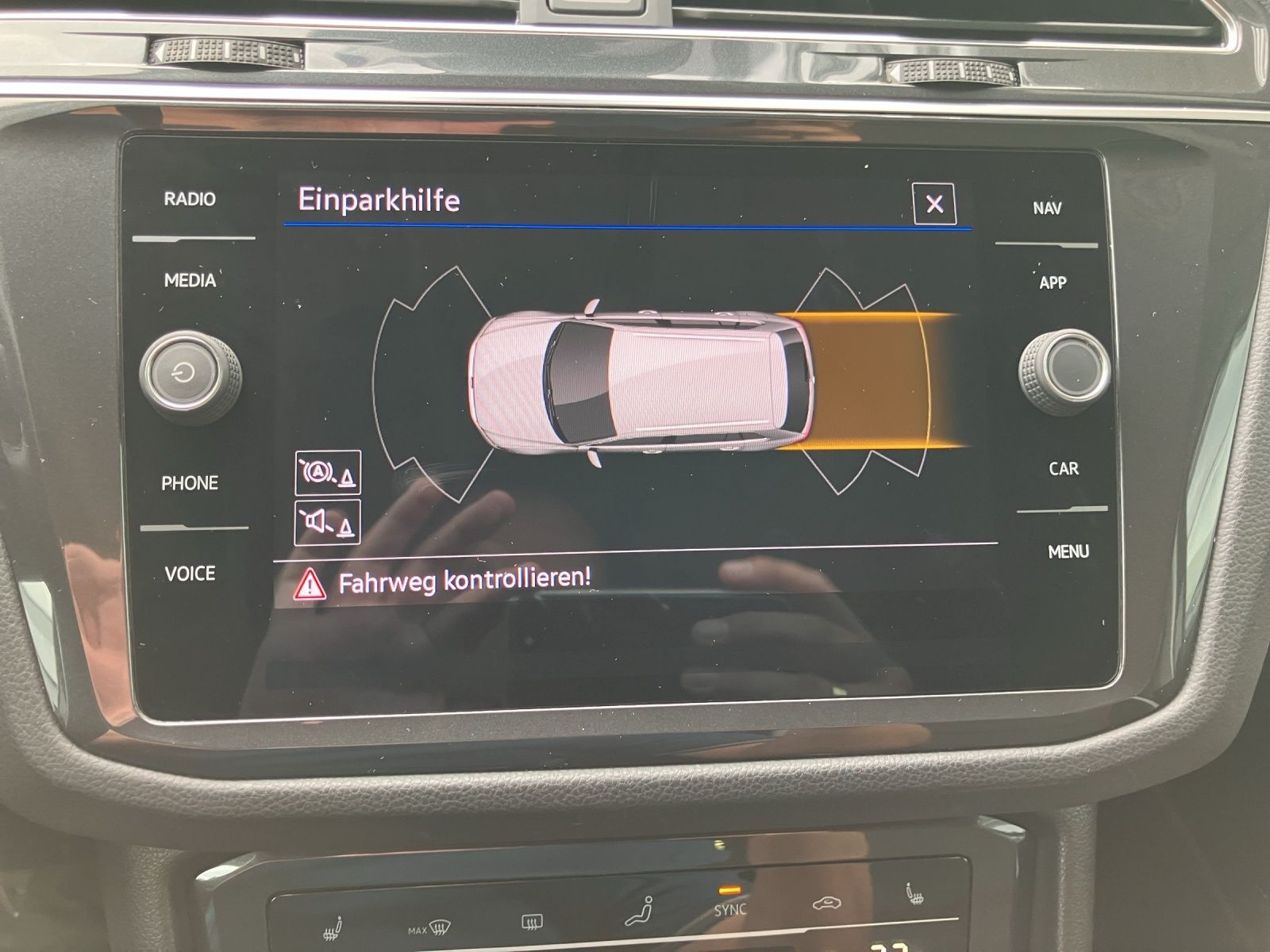 Fahrzeugabbildung Volkswagen Tiguan TDI Urban Sport DSG LED Navi ACC AHK PDC