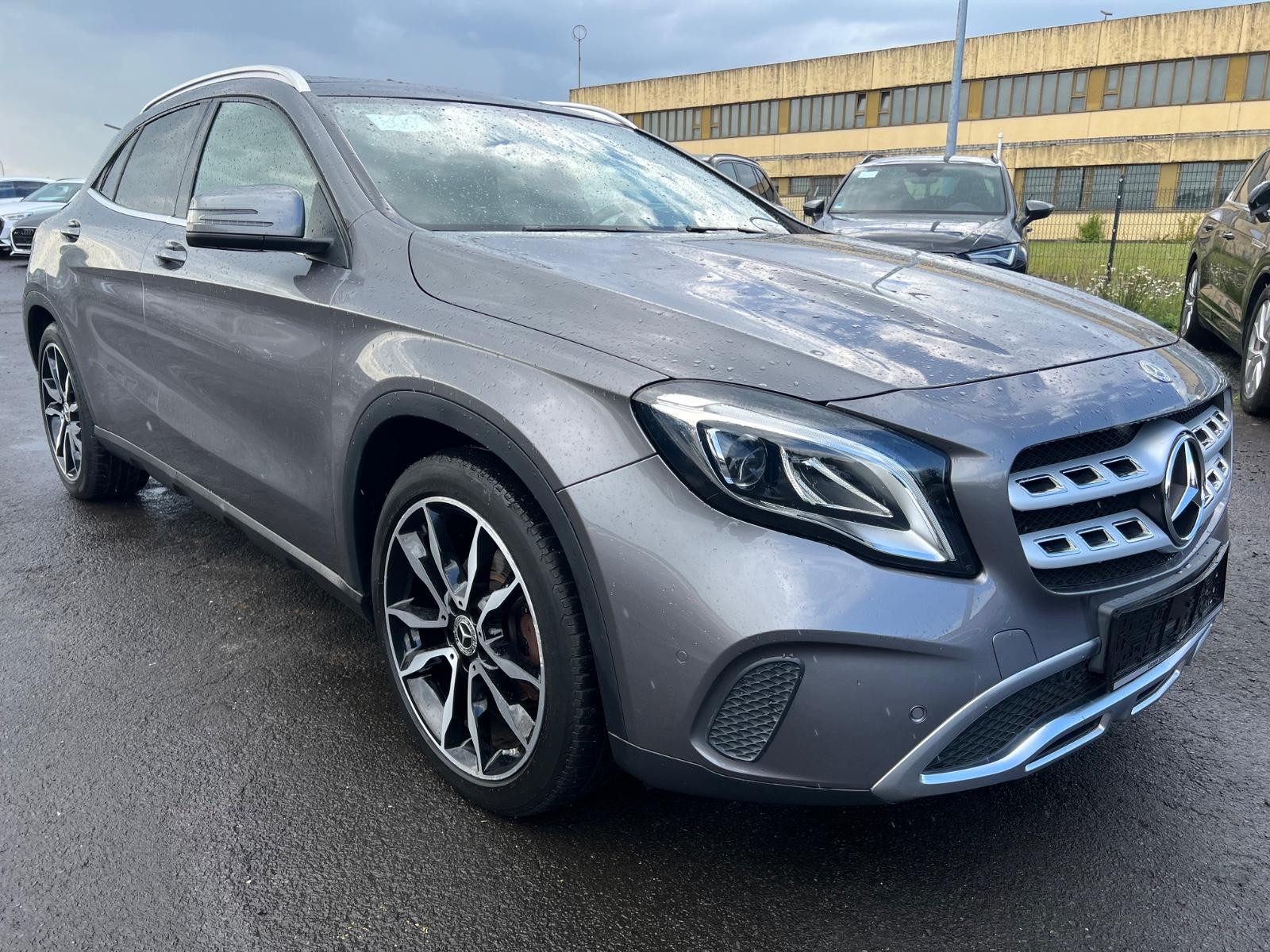 Mercedes-Benz GLA 200 Urban Panorama LED Kamera Navi