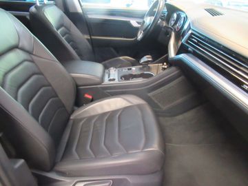 Volkswagen Touareg - 11
