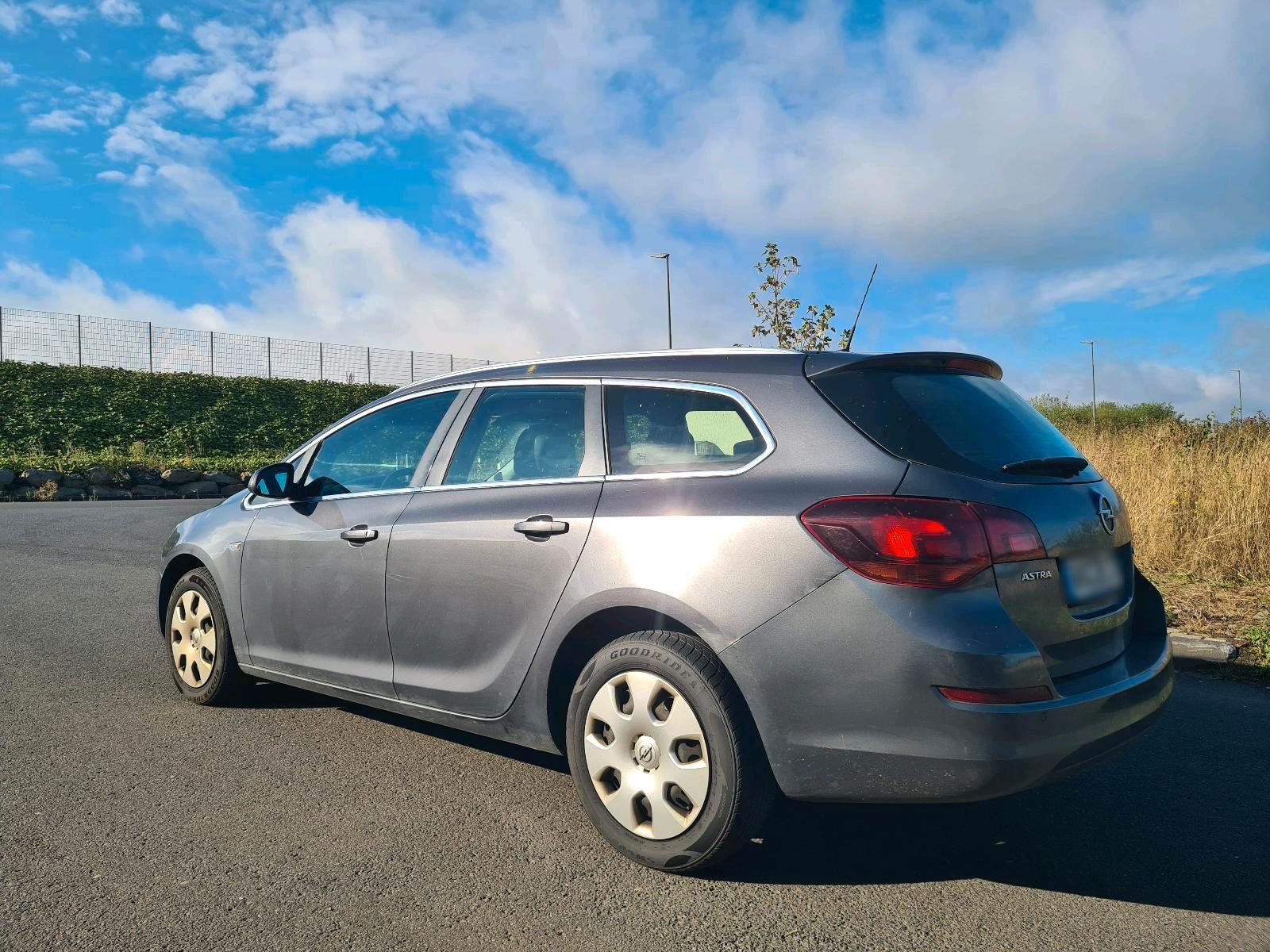 Opel Astra 2011 — photo 7