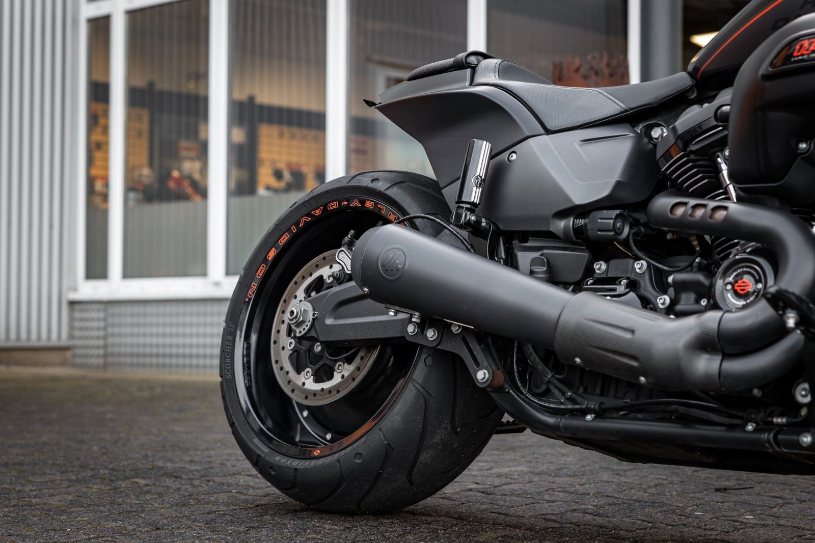 Fahrzeugabbildung Harley-Davidson FXDRS 114 CUI - KESSTECH - SEITLICHER KZH