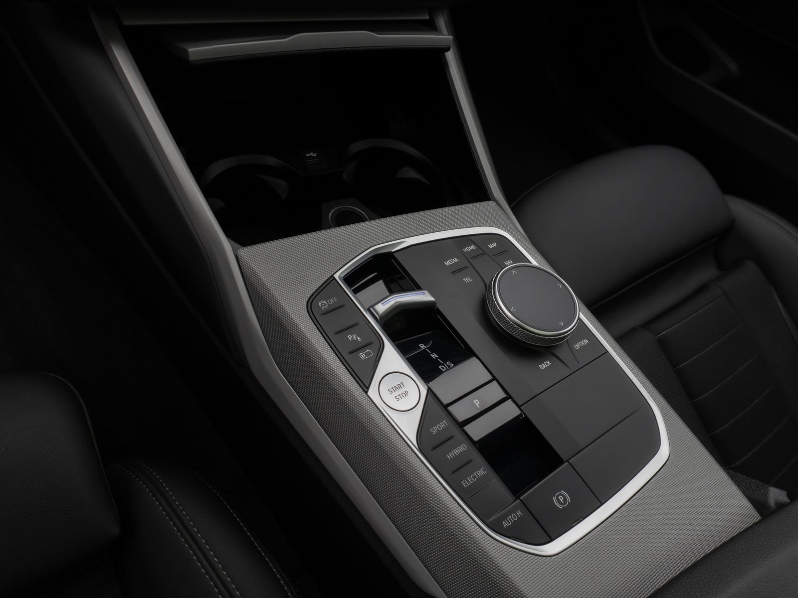 Fahrzeugabbildung BMW 330e Panorama Kamera HUD DAB HiFi Leder Sport