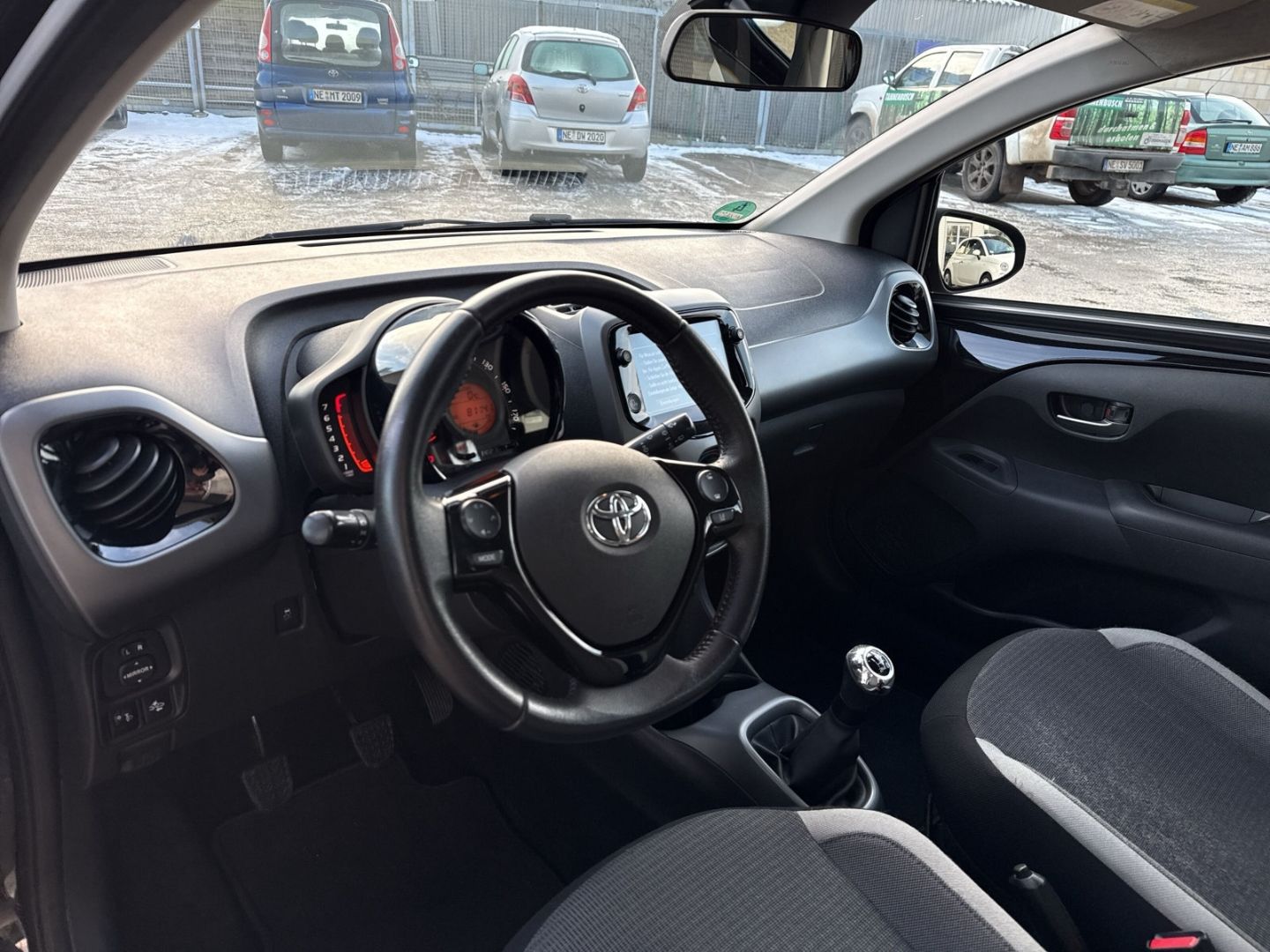 Fahrzeugabbildung Toyota Aygo X-Play Team D Apple CarPlay Android Auto Al