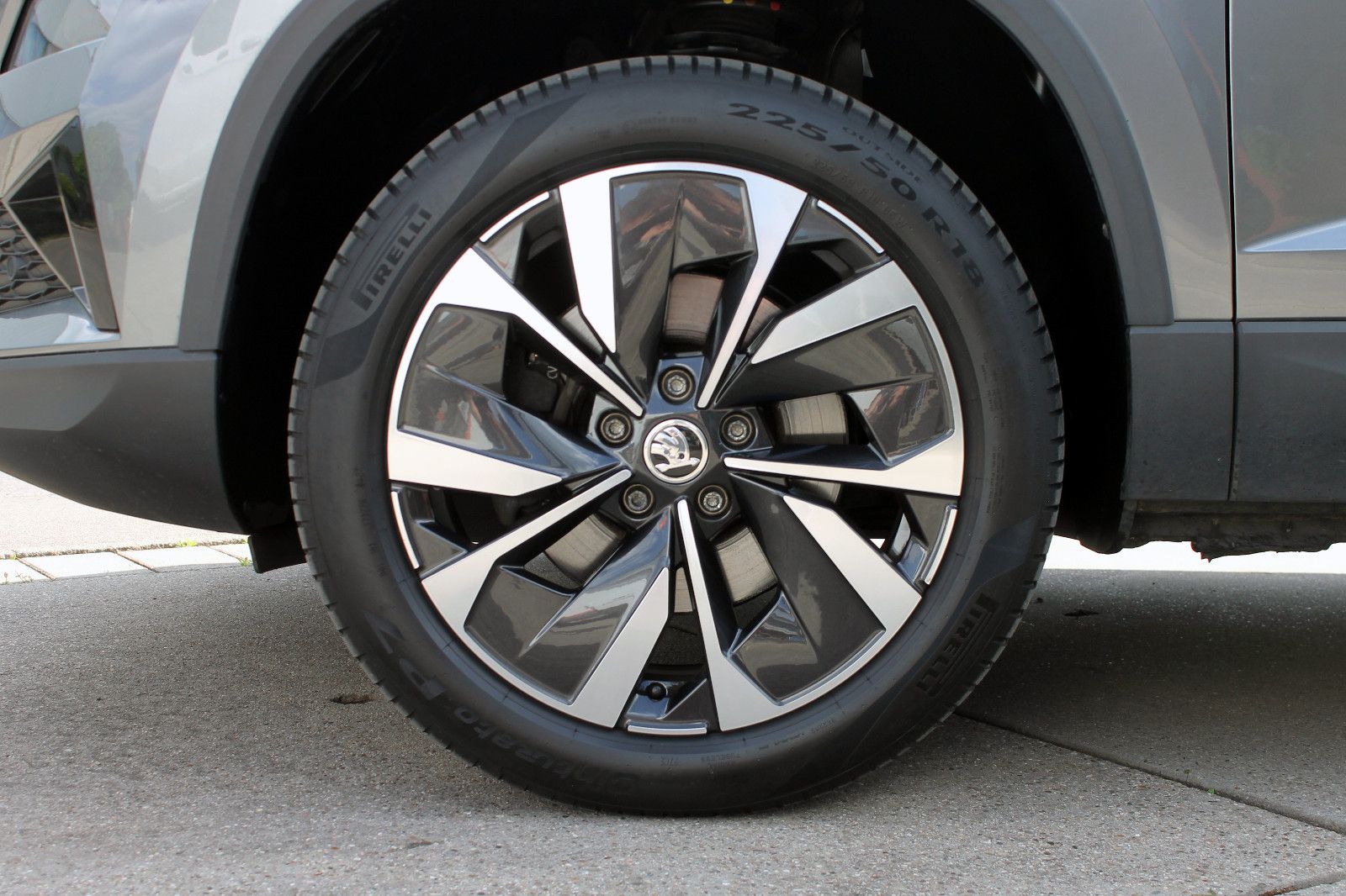 Fahrzeugabbildung SKODA Karoq Amb. 2.0 TDI 4x4 DSG ACC LED PANO KAM AHK