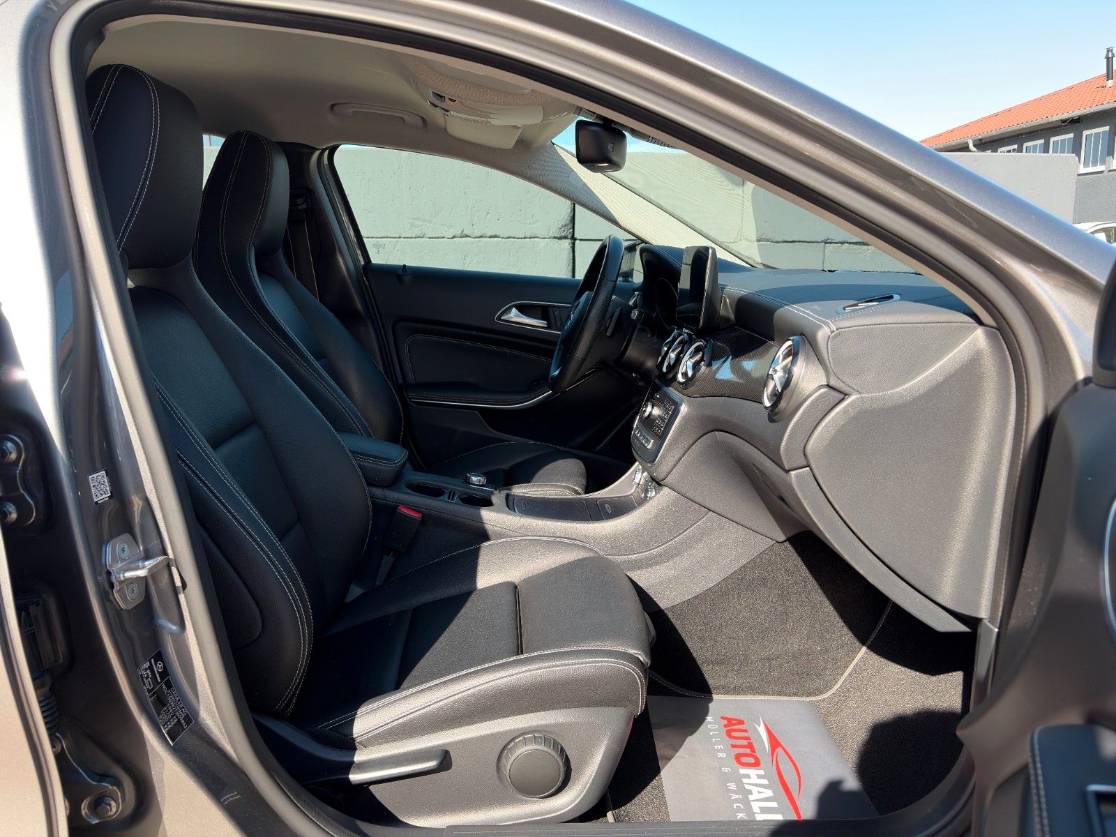 Fahrzeugabbildung Mercedes-Benz GLA 180 Urban Edition SHZ TEMP CAM NAVI BT LED