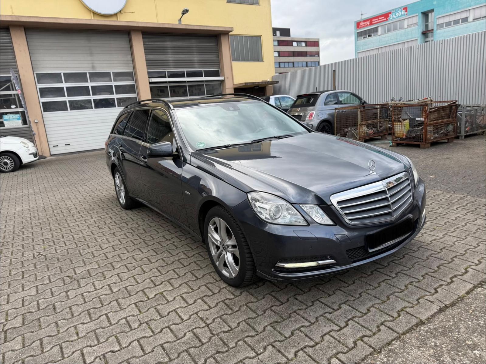 Mercedes-Benz E220 2012 — interior