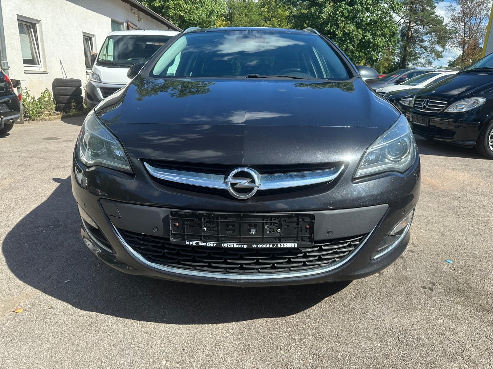 Opel Astra 2015 — rear view