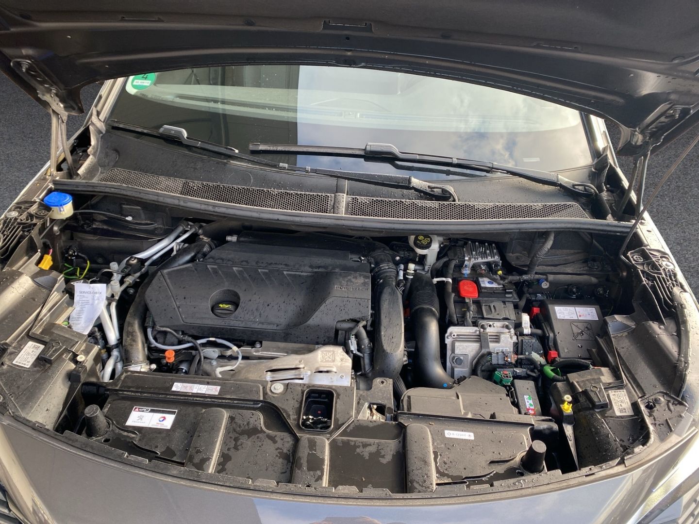 Fahrzeugabbildung Peugeot 3008 Hybrid 225 Allure 1.6 Plug-In EU6d EAT8