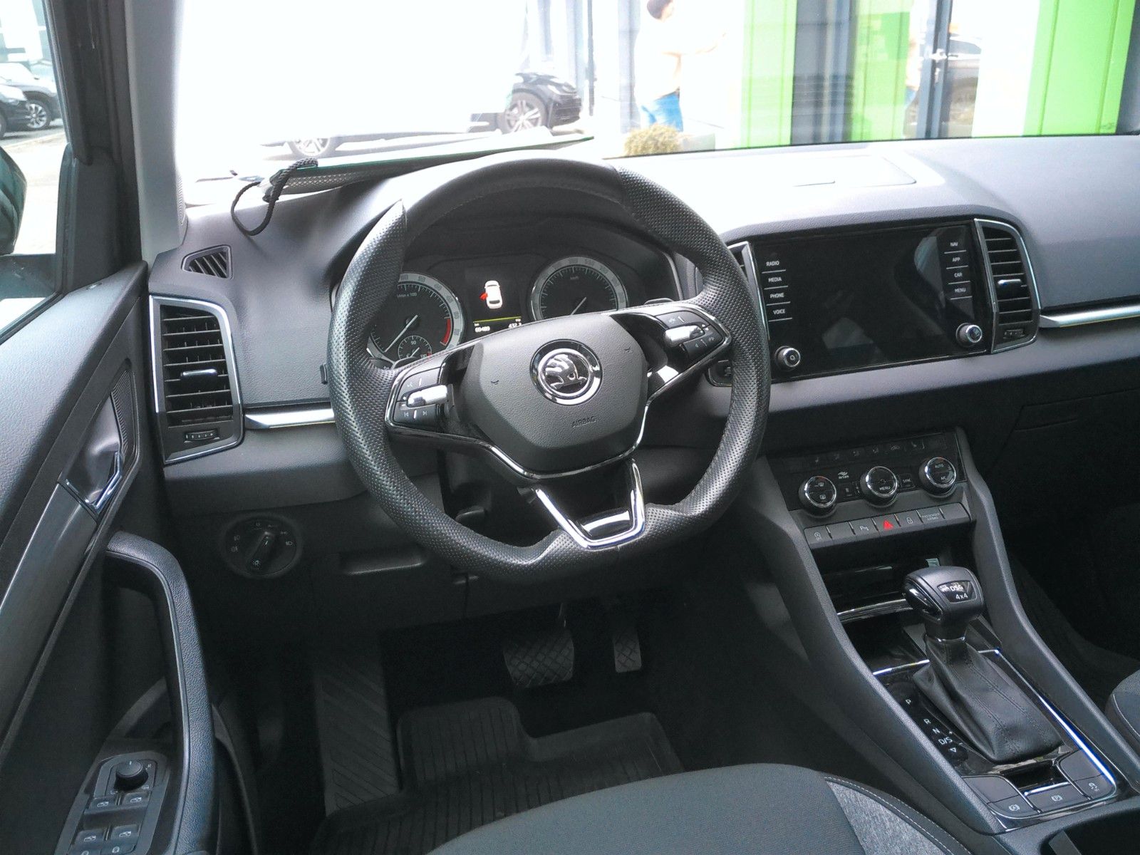 Fahrzeugabbildung SKODA Karoq Drive 125 4x4 2.0 TDI LED DSG Navi AHK Rük