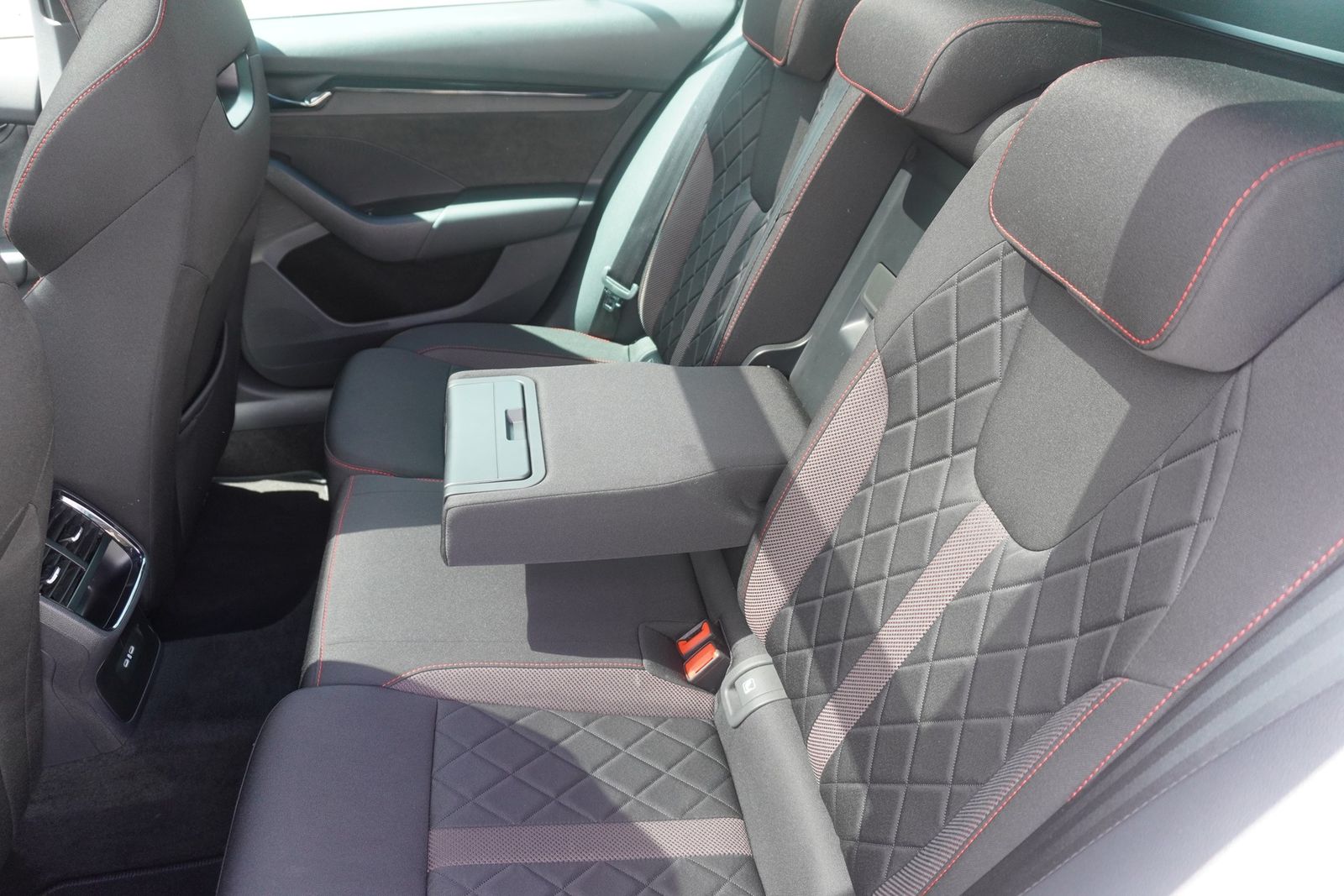Skoda Octavia Combi 2.0 TSI RS DSG LED Navi Panorama foto 10