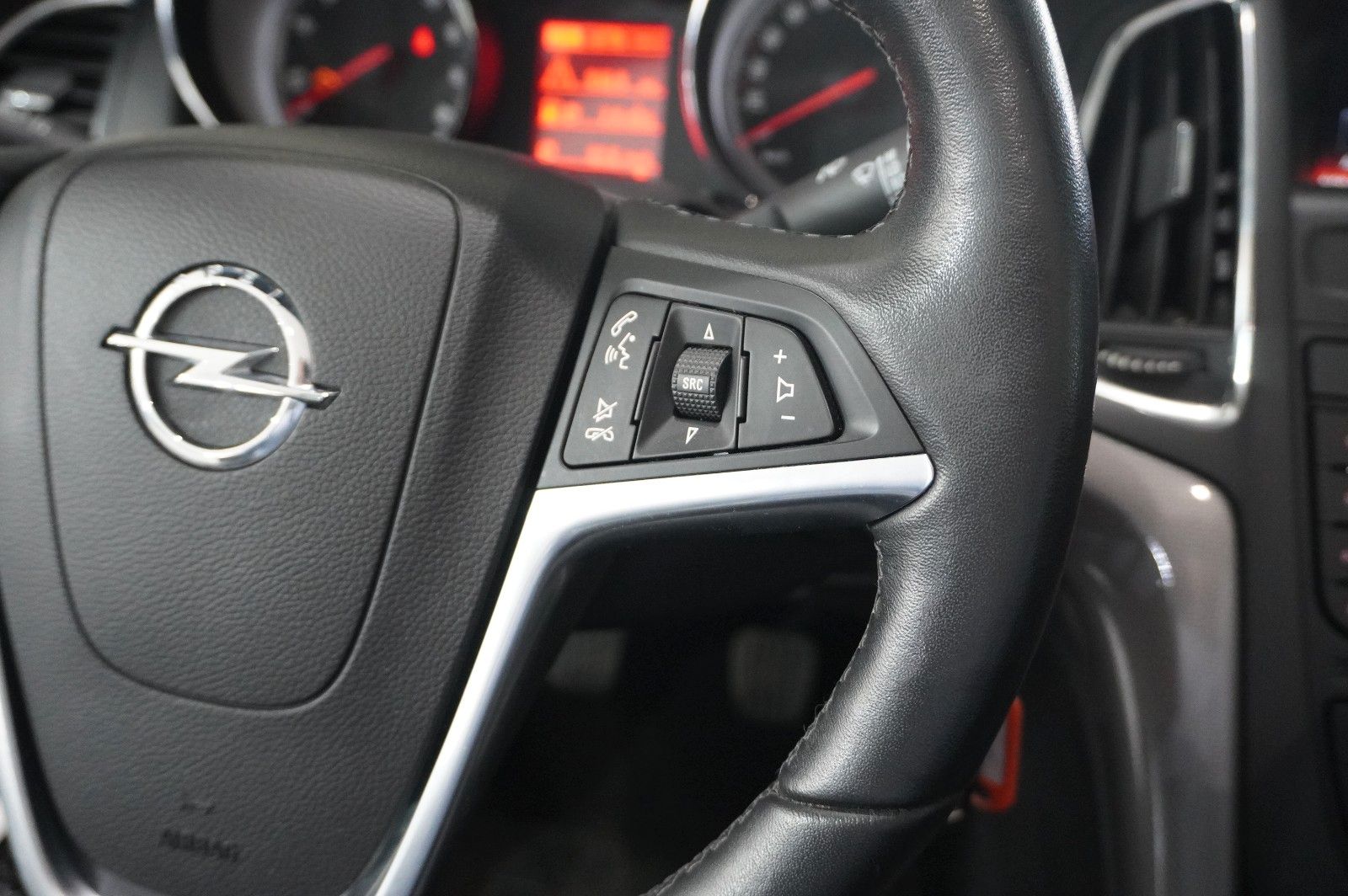 Fahrzeugabbildung Opel Cascada 1.4T EDITION SPORT/SHZ/TEMP/USB/BI-COLOR