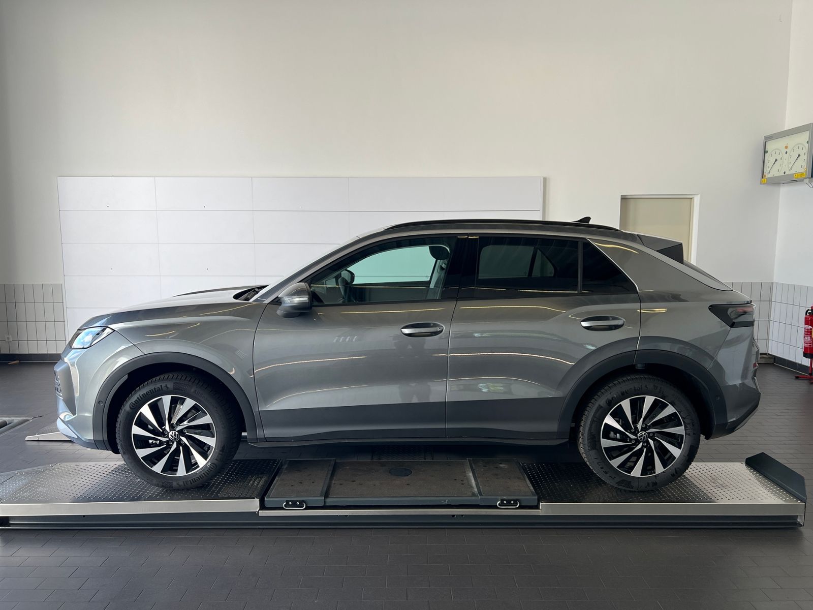 Fahrzeugabbildung Volkswagen T-Roc  Life 1.5 eTSI DSG *AHK, Ganzjahresreifen,