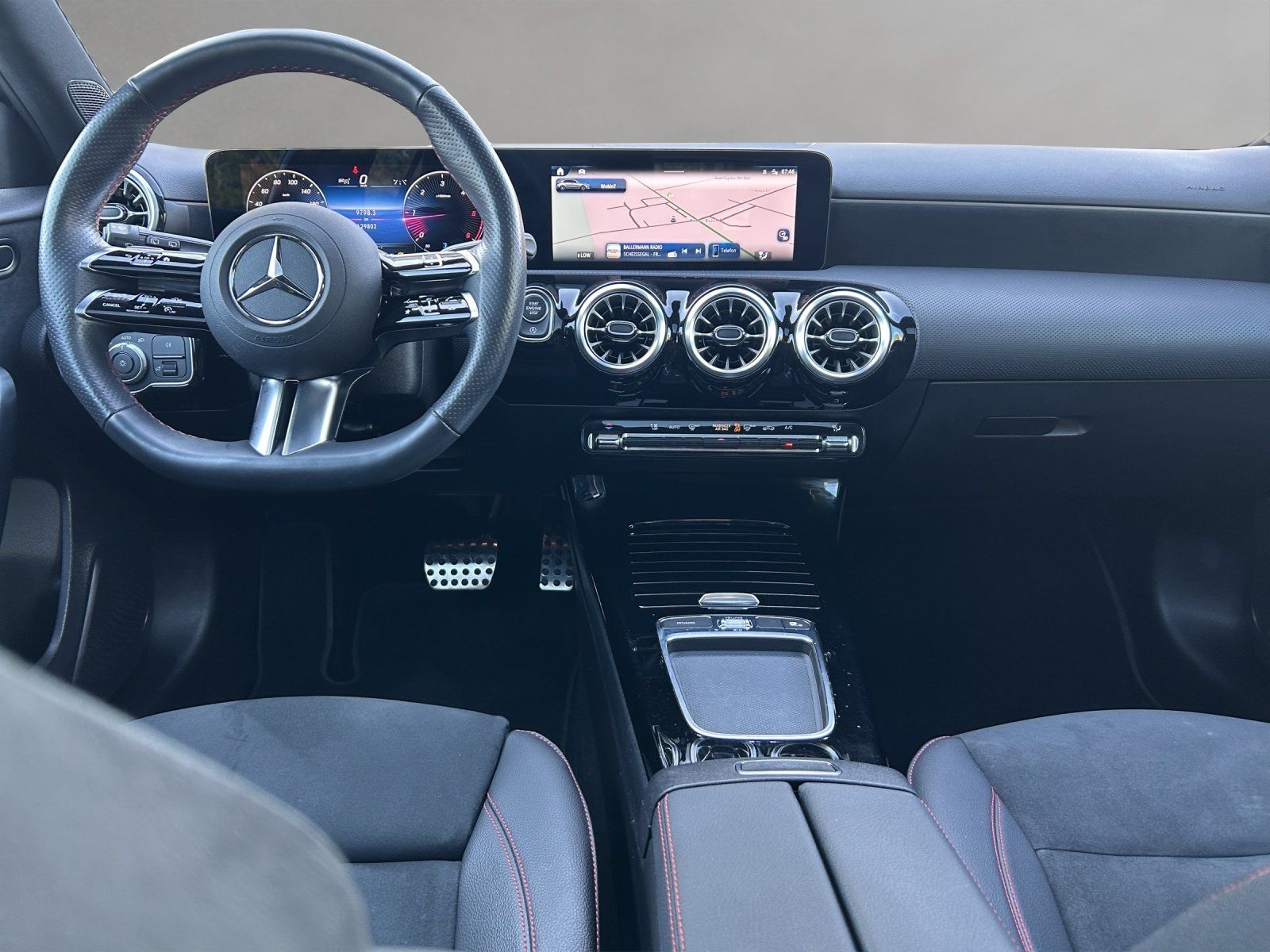 Fahrzeugabbildung Mercedes-Benz A 200 d AMG+ Kamera KeyGo LED Pano DISTRO Ambien