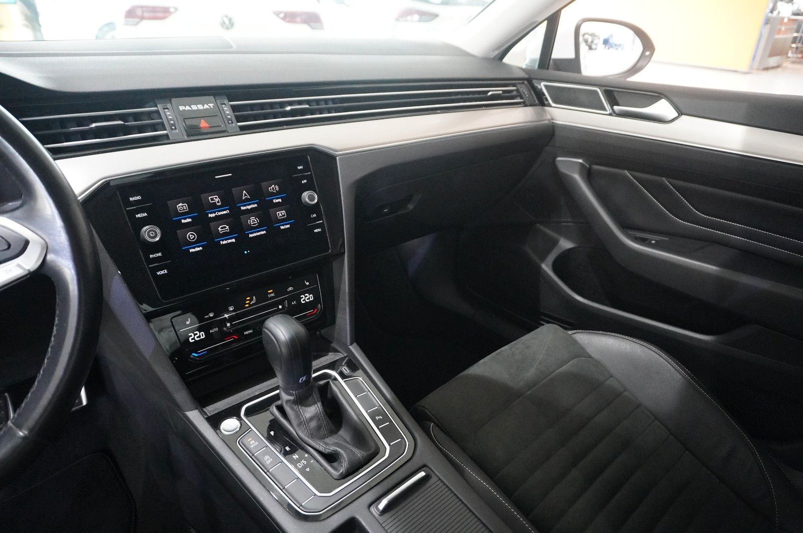 Fahrzeugabbildung Volkswagen Passat VARI. 2.0D R-LINE 4M NAVI/LED/KAMERA/AHK