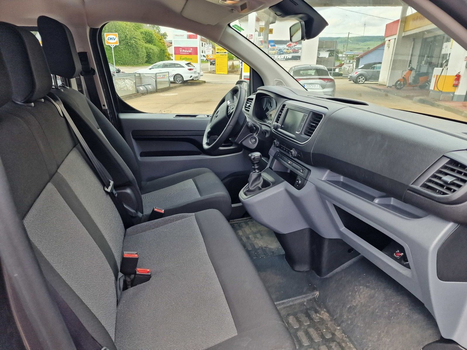 Fahrzeugabbildung Opel Vivaro Kombi M (L2)Navi,PDC,Klima v+h,9-Sitze