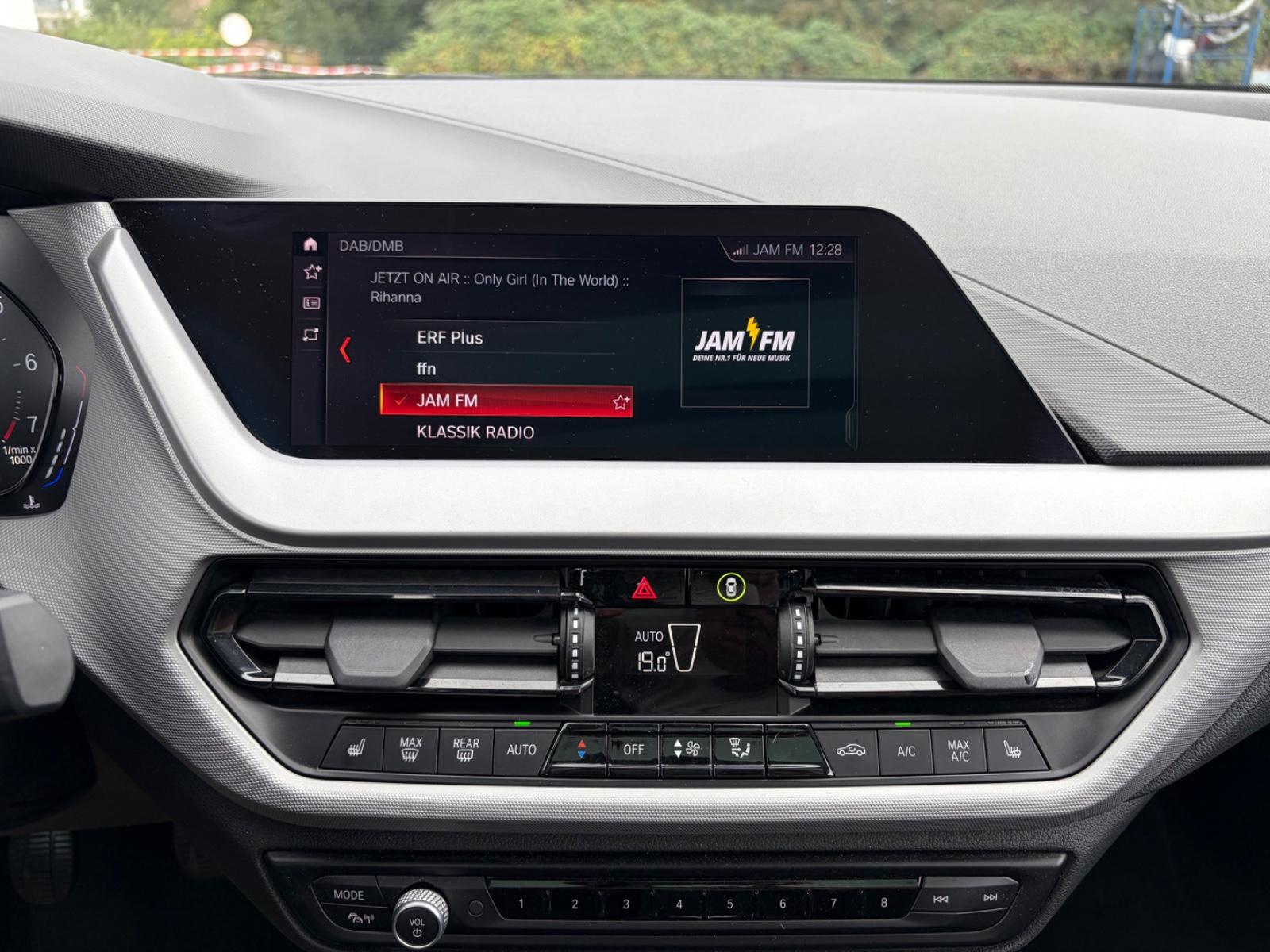 BMW 118 I Advantage AHK | LED | PANO | DAB