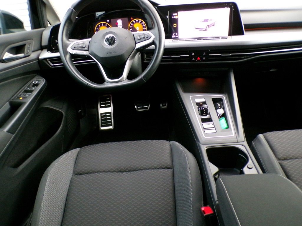 Fahrzeugabbildung Volkswagen Golf VIII 1.5 eTSI DSG Active *AHK*Matrix*NAVI*A