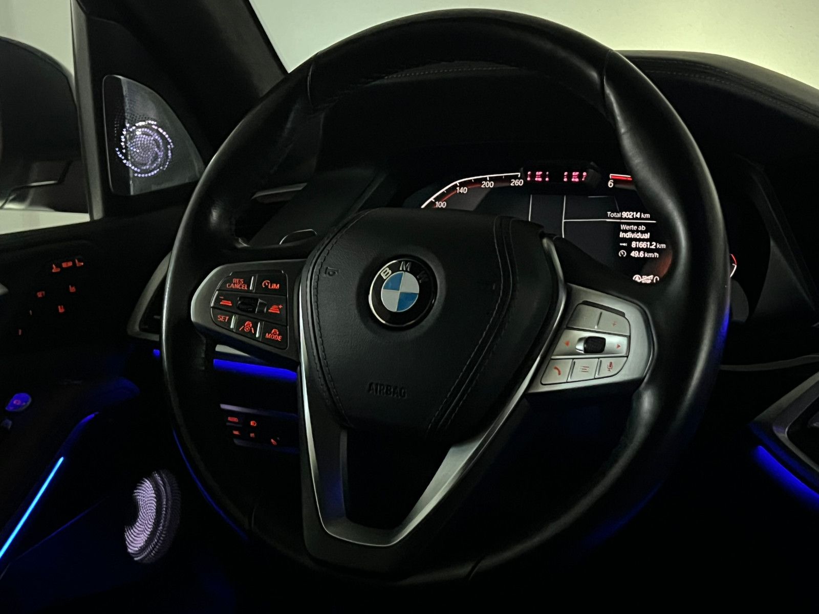 Fahrzeugabbildung BMW X7 xDrive 30d/AHK/B&W/SKYLOUNGE/MASSAGE/7-SITZER