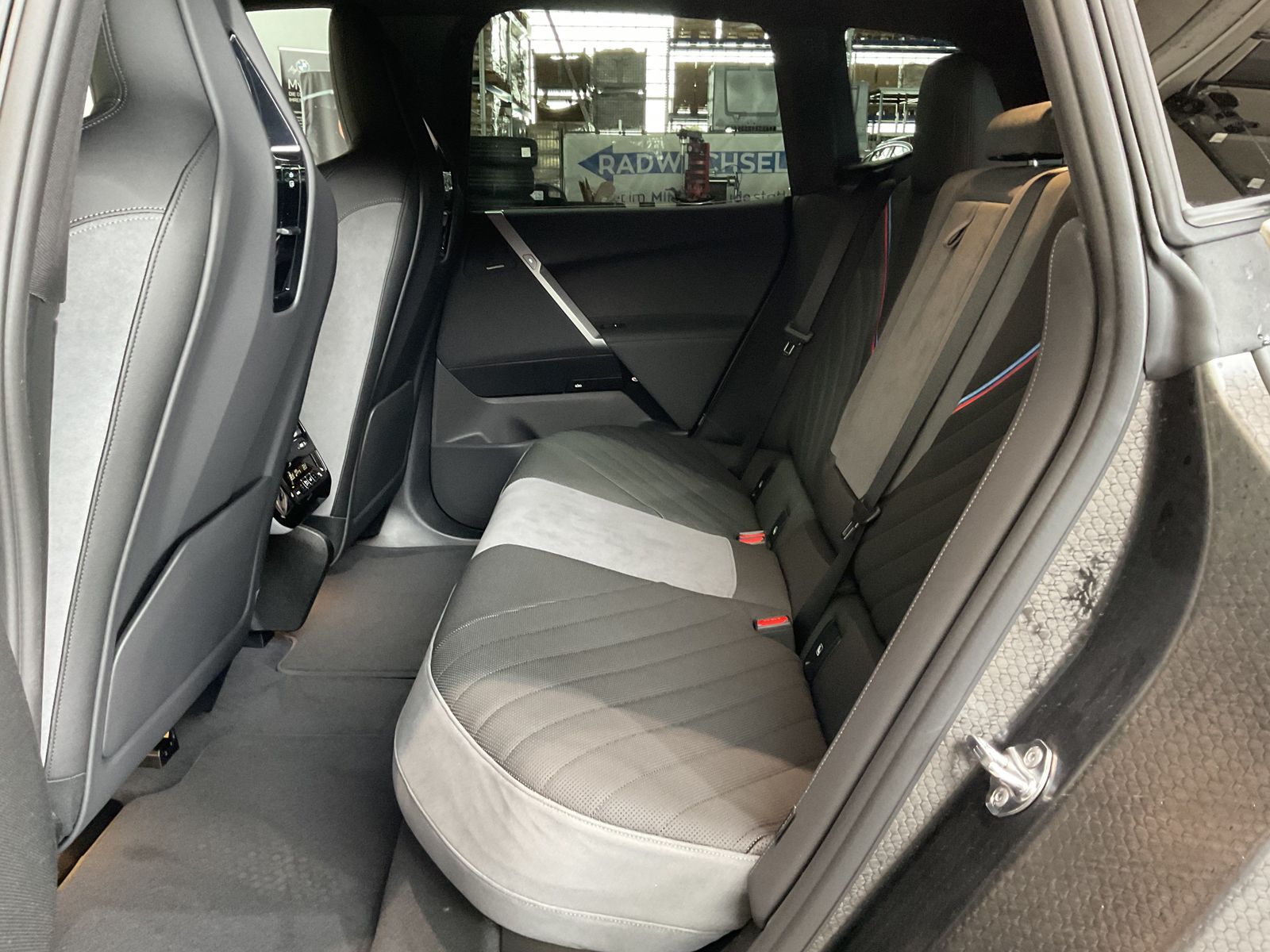 Fahrzeugabbildung BMW iX xDrive45 |Sitzbelüftung |AHK |Panoramadach
