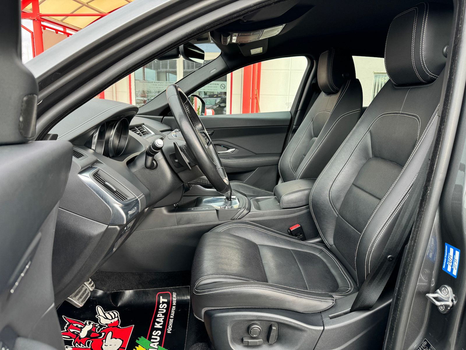 Fahrzeugabbildung Jaguar E-Pace P250 R-Dynamic Black LED/Nav/VZE/Spur/ACC