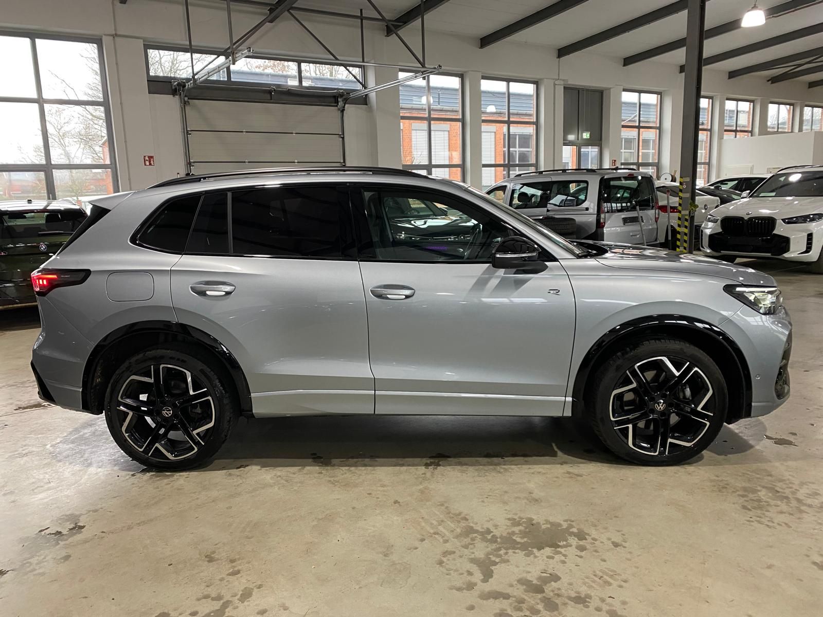 Fahrzeugabbildung Volkswagen Tiguan 2.0 TDI 4M R-Line/Leder/Pano/Matrix/AHK/
