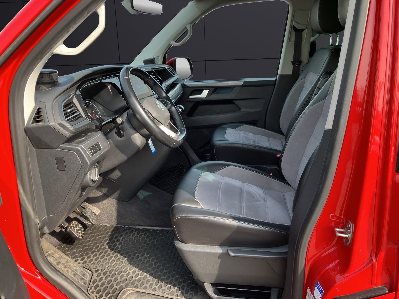 Fahrzeugabbildung Volkswagen T6 Multivan T6.1 TDI Gen Six LED ACC AHK SH PDC