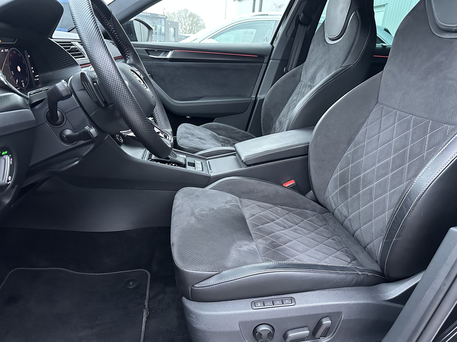 Fahrzeugabbildung SKODA Superb Combi Sportline NAV+LED+AHK+KAMERA+ACC+VC