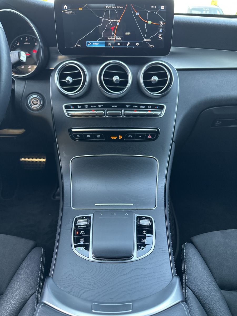 Fahrzeugabbildung Mercedes-Benz GLC 300d 4M AMG-Line NAV+LED+BURMESTER+360°+DAB