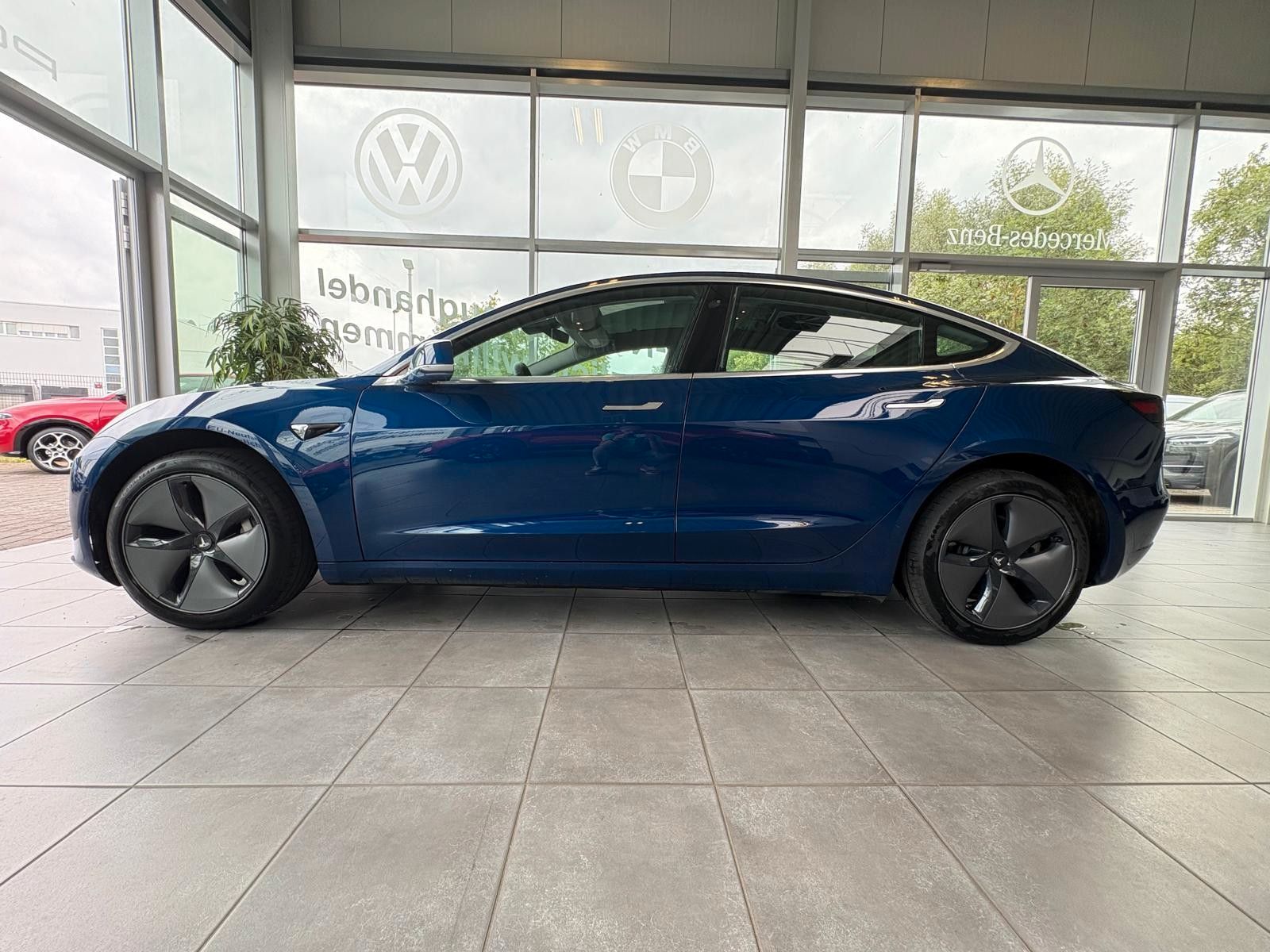Fahrzeugabbildung Tesla Model 3 Standard Range Plus RWD